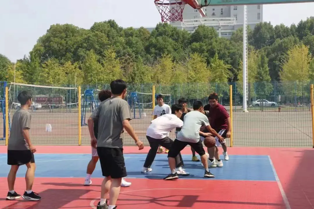 篮球防守训练中如何提高体能和耐力_0